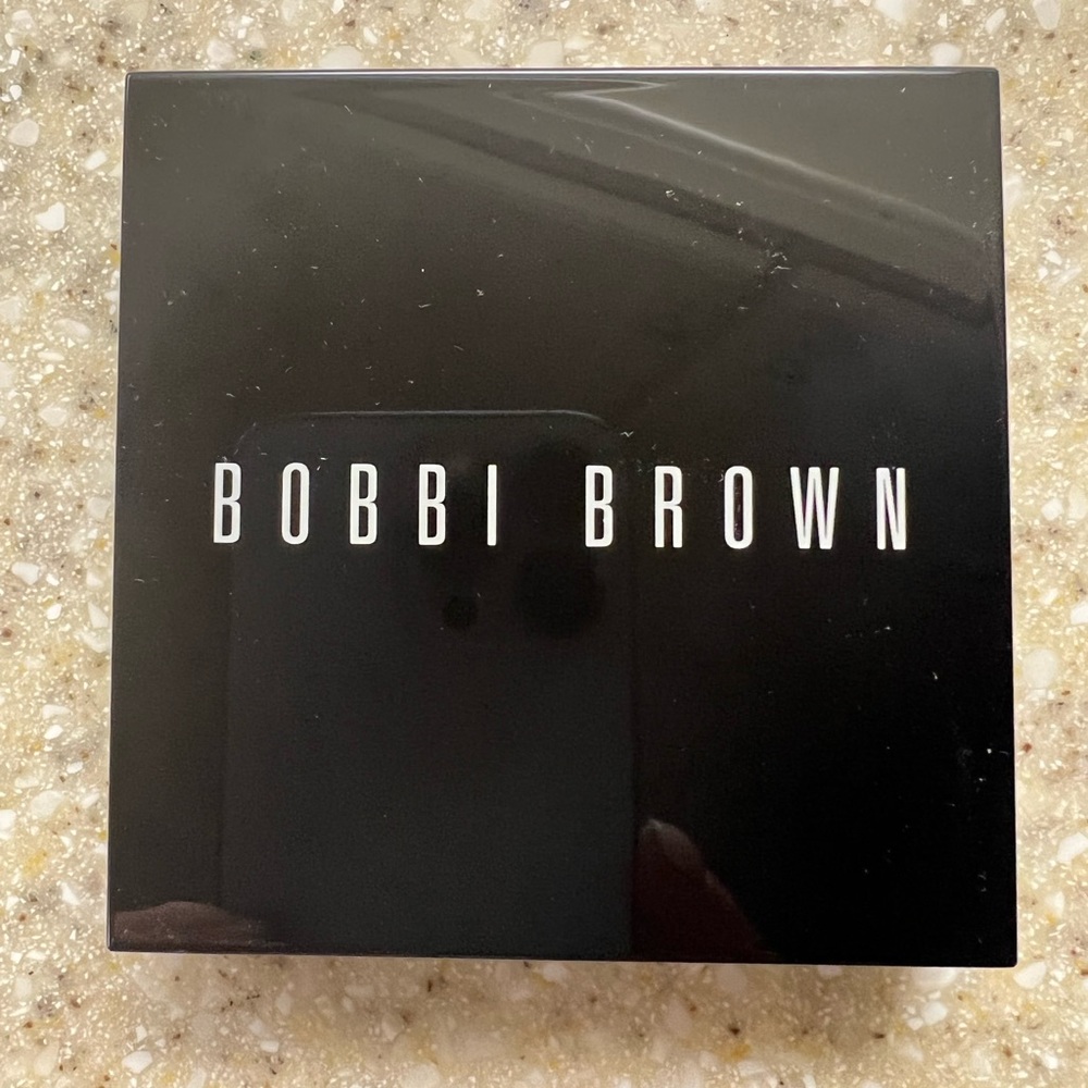 Bobbi Brown “Quartz Glow” highlighting powder